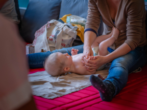 Femme Enfant massage bébé