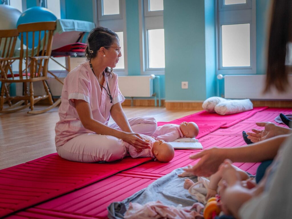 Femme Enfant massage bébé
