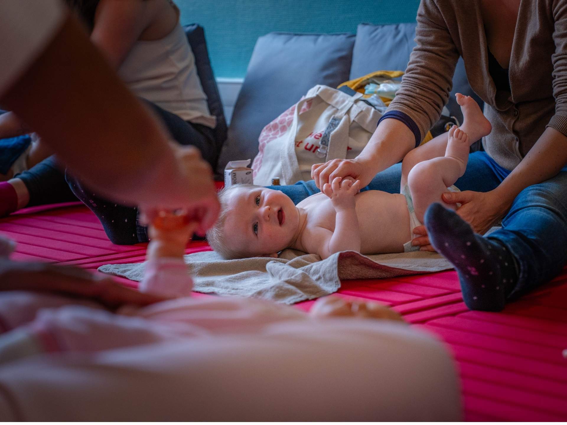 Femme Enfant massage bébé